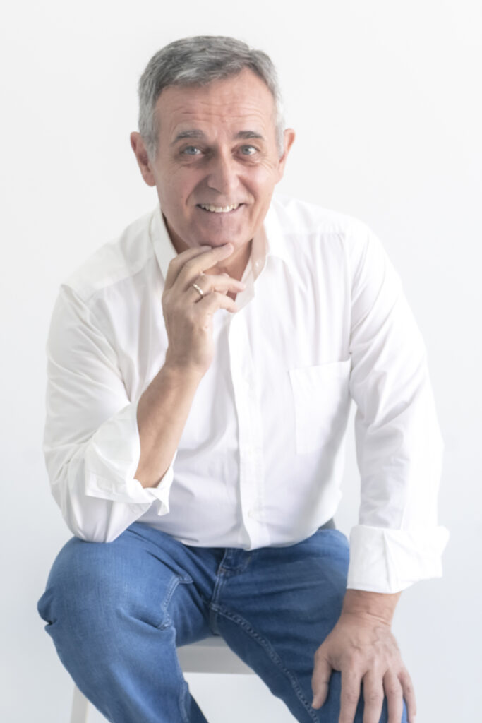 francisco segado foto perfil medio cuerpo sonrisa sentado arquitecto técnico