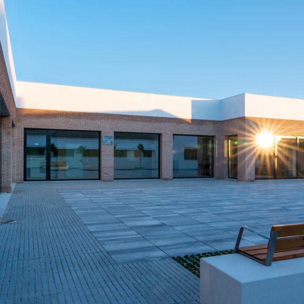 arjonilla centro sociocultural segado arquitectos diseño fachada plaza acceso día ladrillo visto cristaleras