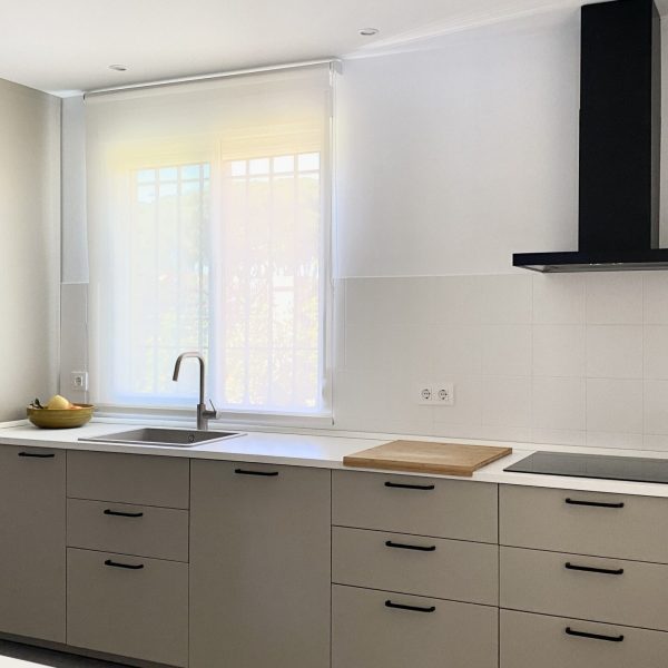 reforma vivienda gaditana puerto de santa maría cádiz segado arquitectos diseño interior tonos neutros luz espacio cocina ventana lineal