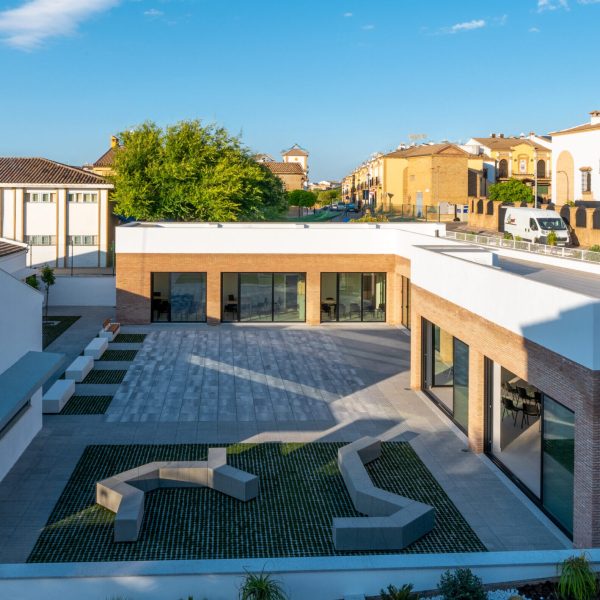 arjonilla centro sociocultural segado arquitectos diseño fachada plaza acceso día ladrillo visto cristaleras