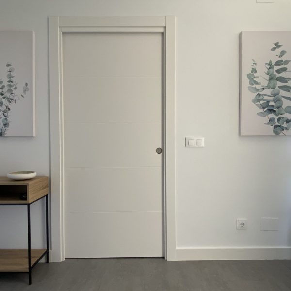 reforma vivienda gaditana puerto de santa maría cádiz segado arquitectos diseño interior tonos neutros luz espacio vestíbulo entrada eucalipto madera blanca