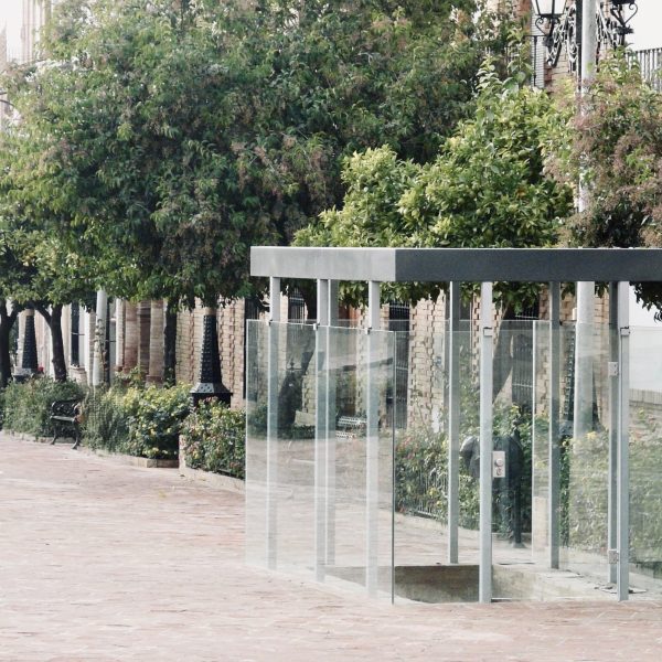 segado arquitectos acceso refugio guerra civil arjonilla pabellón metal vidrio integración entorno plaza