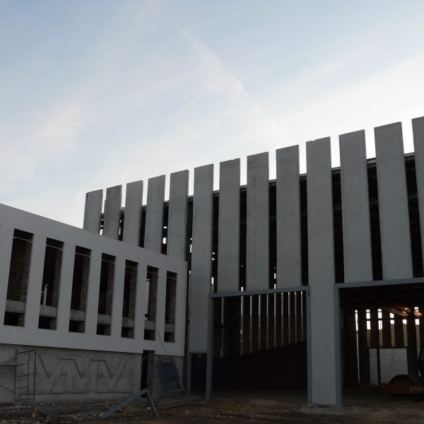 Edificio industrial de arjonilla jaén VMV segado arquitectos fachada placas prefabricadas hormigón oficinas