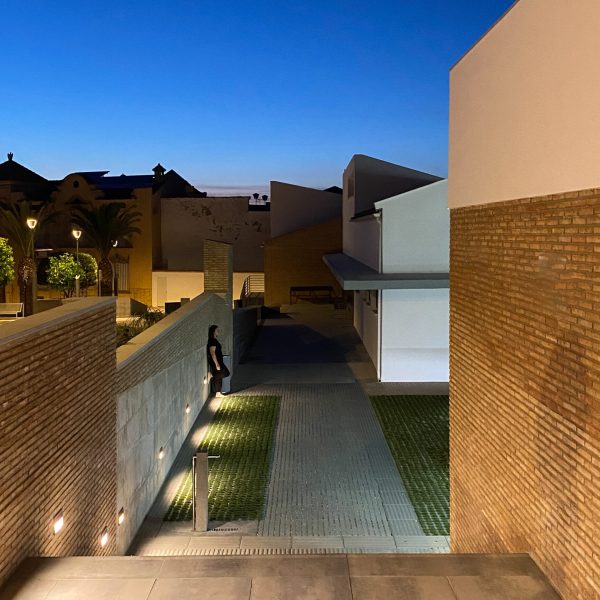 arjonilla centro sociocultural segado arquitectos diseño fachada plaza acceso día ladrillo visto cristaleras