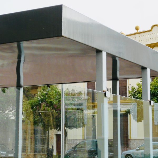 segado arquitectos acceso refugio guerra civil arjonilla pabellón metal vidrio integración entorno detalle