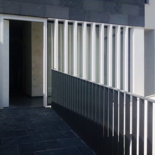 diseño vivienda unifamiliar casa segado arquitectos patio pasarela acceso celosía metal sombra piedra