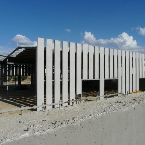 Edificio industrial de arjonilla jaén VMV segado arquitectos fachada placas prefabricadas hormigón montaje estructura obra
