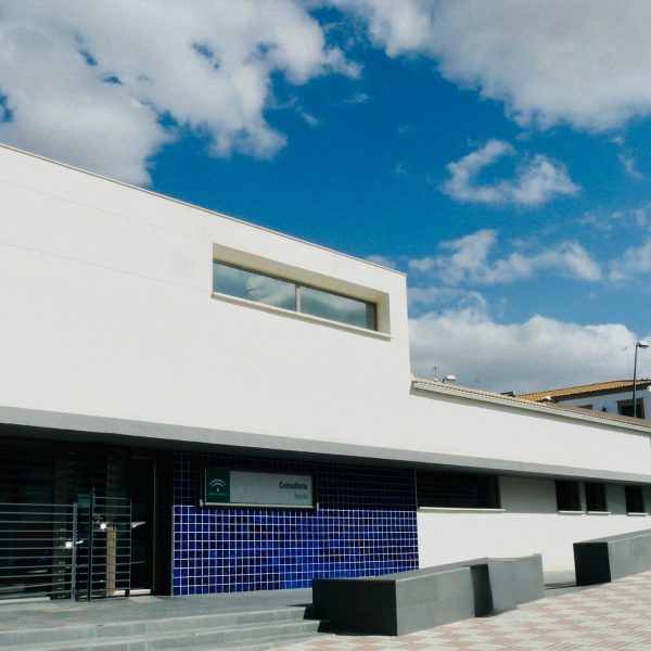 segado arquitectos francisco javier rueda centro salud arjonilla fachada azulejo rústico azul