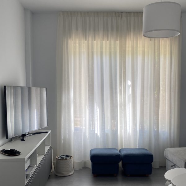 reforma vivienda gaditana puerto de santa maría cádiz segado arquitectos diseño interior tonos neutros luz espacio salón ventanal