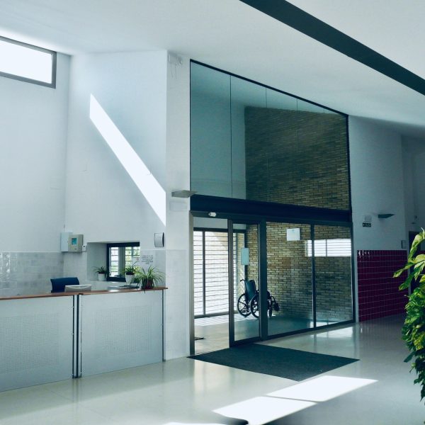 segado arquitectos francisco javier rueda centro salud arjonilla interior azulejo rústico blanco ladrillo vidrio