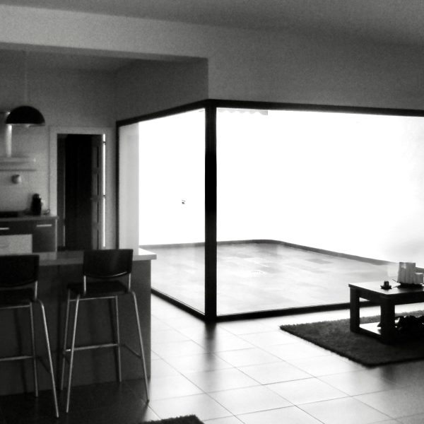 diseño vivienda unifamiliar casa segado arquitectos patio interior salón luz cocina cristaleras