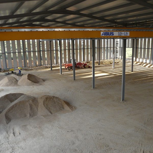 Edificio industrial en olivar de arjonilla jaén VMV segado arquitectos fachada placas prefabricadas hormigón montaje obra estructura puentes grúa grava