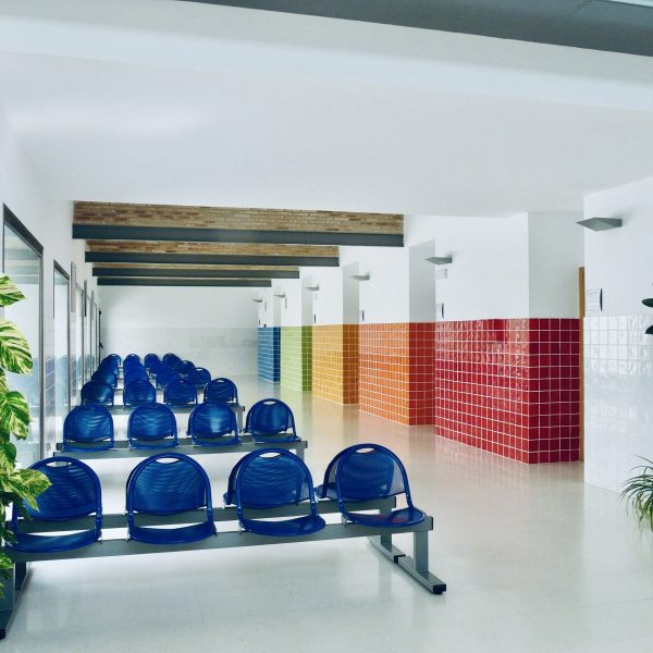segado arquitectos francisco javier rueda centro salud arjonilla interior espera azulejo rústico azul verde amarillo naranja rojo blanco