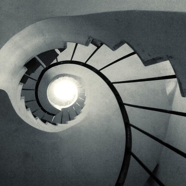 diseño vivienda unifamiliar casa segado arquitectos interior escalera caracol ojo luz