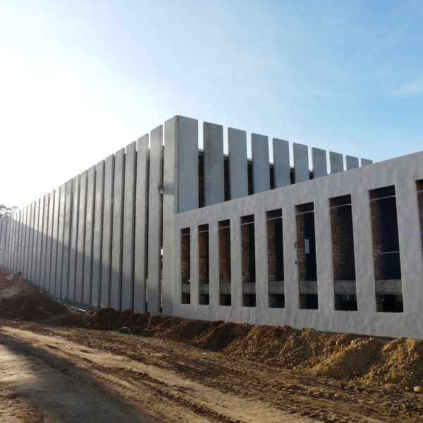 Edificio industrial de arjonilla jaén VMV segado arquitectos fachada placas prefabricadas hormigón oficinas vertical diseño