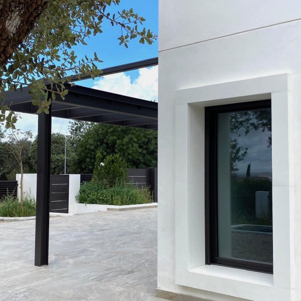 segado arquitectos proyecto córdoba brillante ventana hueco blanco pérgola entrada patio lujo