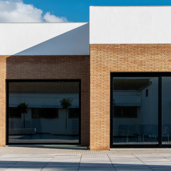 arjonilla centro sociocultural segado arquitectos diseño fachada plaza acceso día ladrillo visto cristaleras