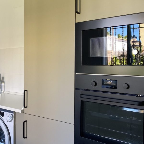 reforma vivienda gaditana puerto de santa maría cádiz segado arquitectos diseño interior tonos neutros luz espacio cocina detalle horno