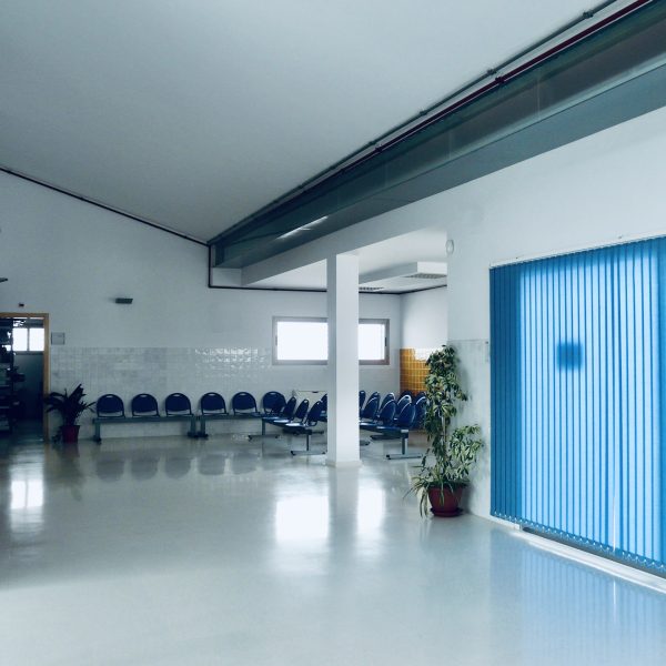 segado arquitectos francisco javier rueda centro salud arjonilla interior azulejo rústico blanco entrada
