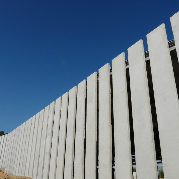 Edificio industrial de arjonilla jaén VMV segado arquitectos fachada placas prefabricadas hormigón diseño vertical juntas