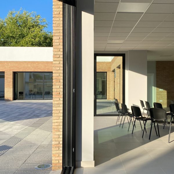 arjonilla centro sociocultural segado arquitectos diseño fachada plaza acceso día ladrillo visto cristaleras