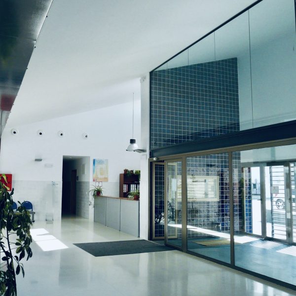 segado arquitectos francisco javier rueda centro salud arjonilla interior azulejo rústico blanco azul vidrio acceso