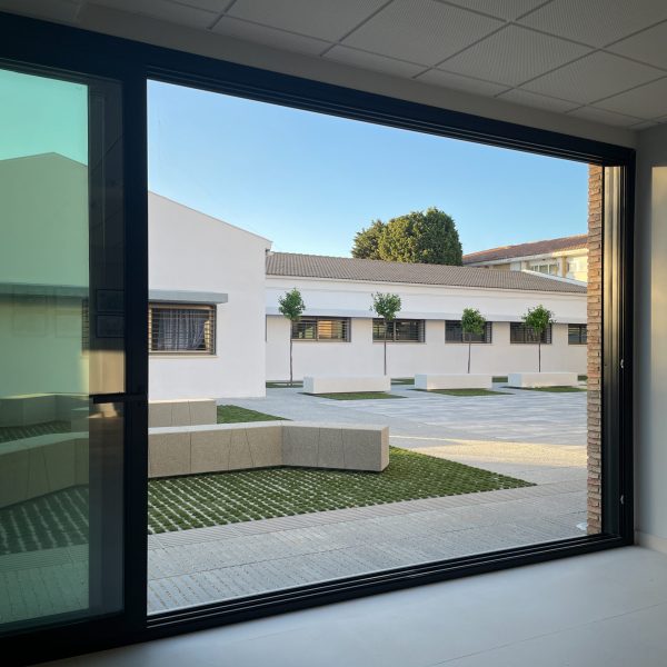 arjonilla centro sociocultural segado arquitectos diseño fachada plaza acceso día ladrillo visto cristaleras