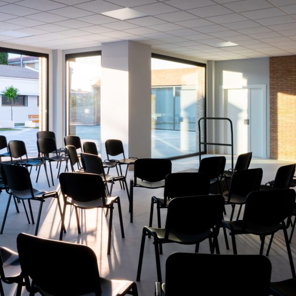 arjonilla centro sociocultural segado arquitectos diseño fachada plaza acceso día ladrillo visto cristaleras