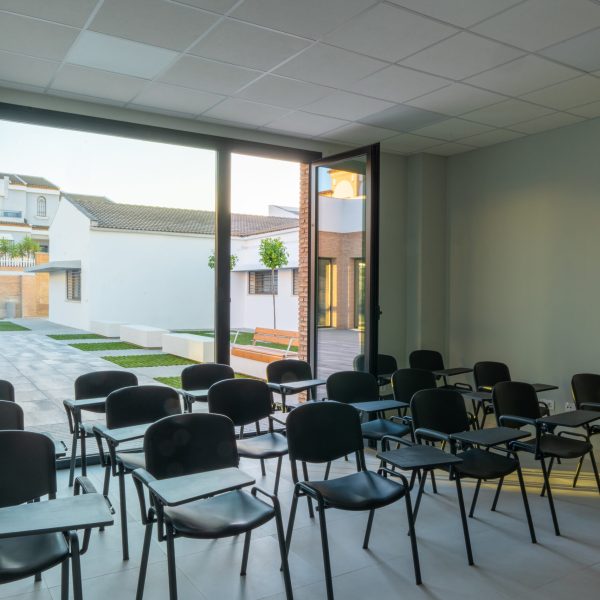 arjonilla centro sociocultural segado arquitectos diseño fachada plaza acceso día ladrillo visto cristaleras