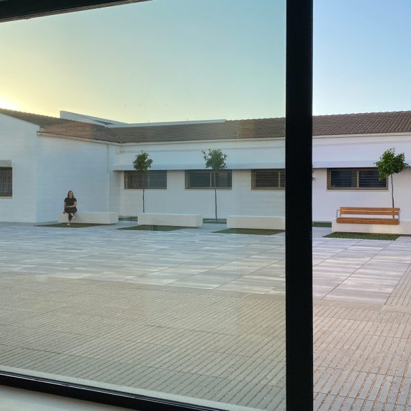 arjonilla centro sociocultural segado arquitectos diseño fachada plaza acceso día ladrillo visto cristaleras