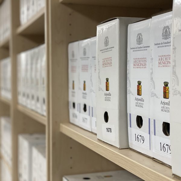 arjonilla centro sociocultural segado arquitectos diseño fachada plaza acceso día ladrillo visto cristaleras