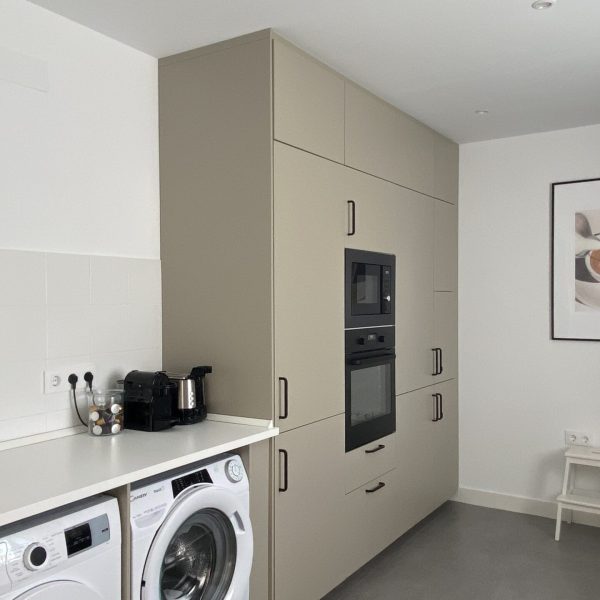 reforma vivienda gaditana puerto de santa maría cádiz segado arquitectos diseño interior tonos neutros luz espacio cocina limpia desayunador