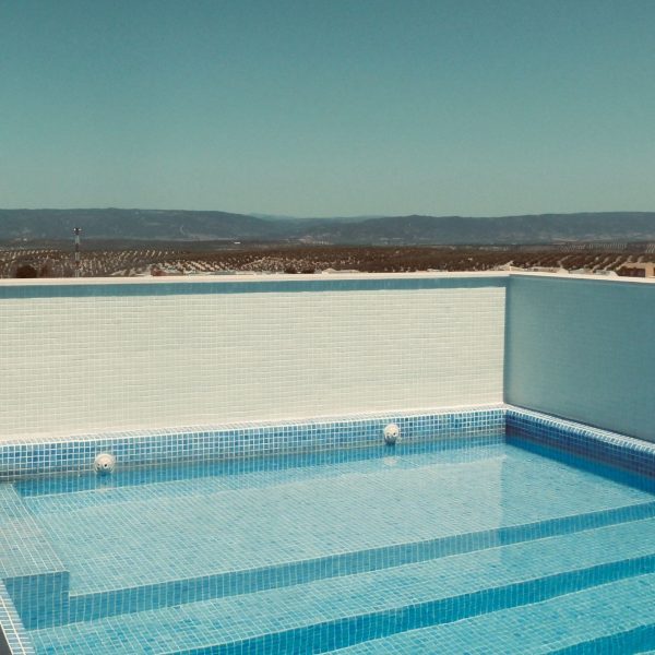 diseño vivienda unifamiliar casa segado arquitectos piscina cubierta paisaje sierra morena