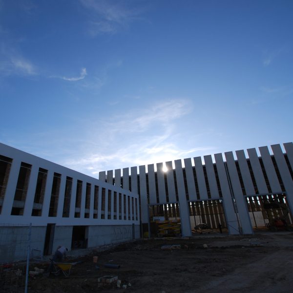 Edificio industrial arjonilla jaén VMV segado arquitectos fachada placas prefabricadas hormigón oficinas contraluz