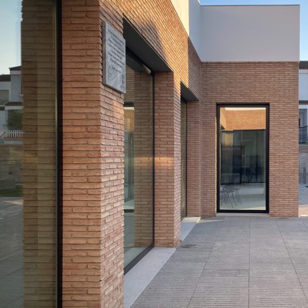 arjonilla centro sociocultural segado arquitectos diseño fachada plaza acceso día ladrillo visto cristaleras