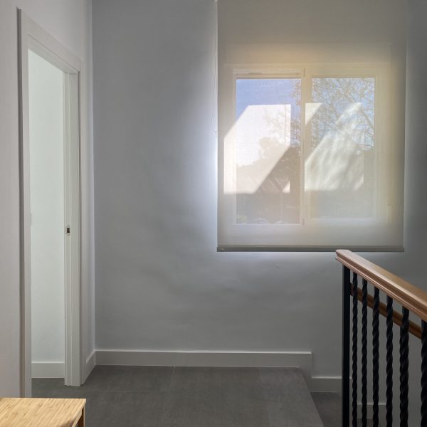 reforma vivienda gaditana puerto de santa maría cádiz segado arquitectos diseño interior tonos neutros luz espacio distribuidor madera blanco transparencia