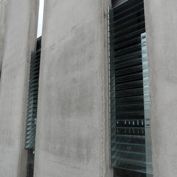 Edificio industrial arjonilla jaén VMV segado arquitectos fachada placas prefabricadas hormigón ventilación lamas vidrio