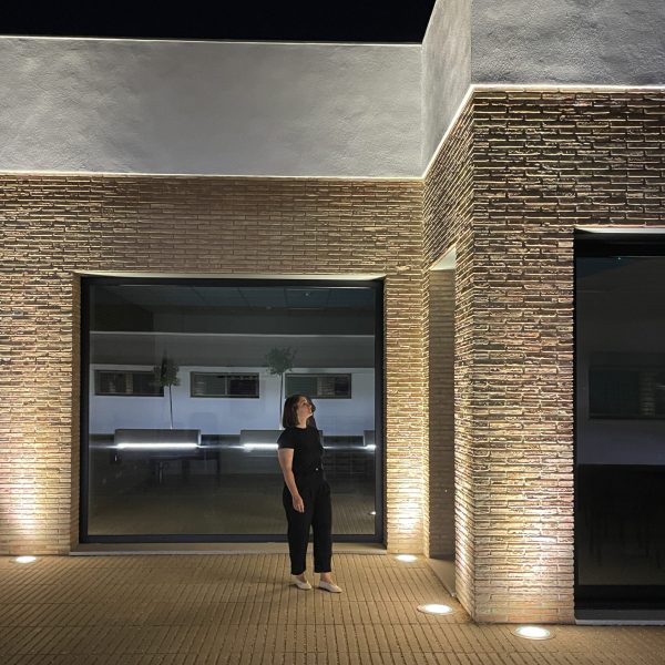 arjonilla centro sociocultural segado arquitectos diseño fachada plaza acceso día ladrillo visto cristaleras