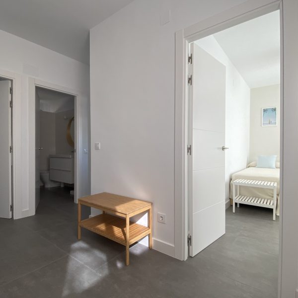 reforma vivienda gaditana puerto de santa maría cádiz segado arquitectos diseño interior tonos neutros luz espacio distribuidor madera blanco