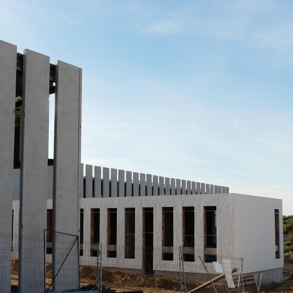 Edificio industrial en olivar de arjonilla jaén VMV segado arquitectos volumen placas prefabricadas hormigón oficinas en obra