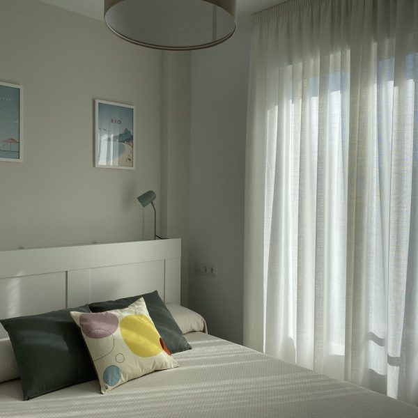reforma vivienda gaditana puerto de santa maría cádiz segado arquitectos diseño interior tonos neutros luz espacio dormitorio blanco cortinas sol