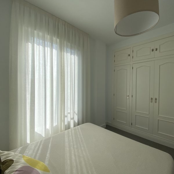 reforma vivienda gaditana puerto de santa maría cádiz segado arquitectos diseño interior tonos neutros luz espacio dormitorio blanco cortinas