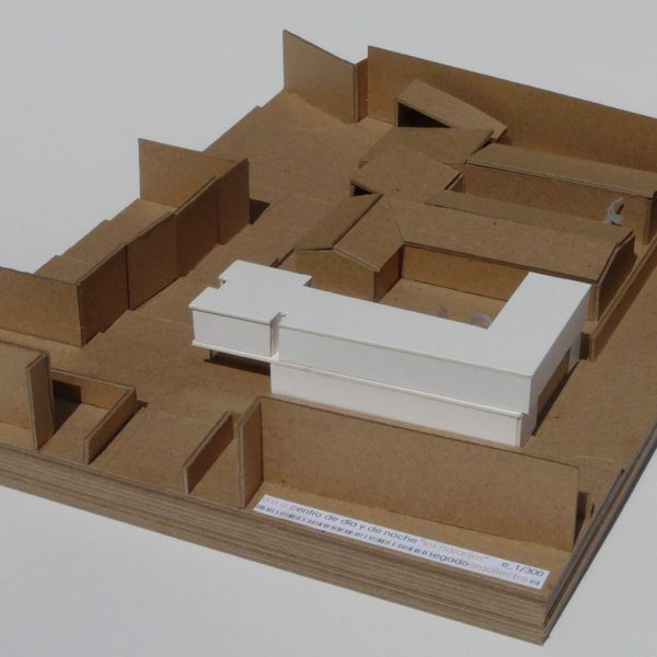 maqueta cartón arjonilla jaén rosario segado arquitectos centro día noche encaje urbano plaza entorno