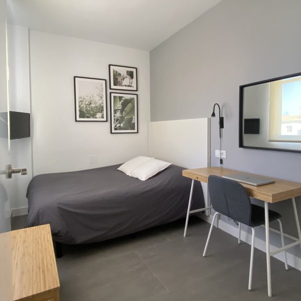 reforma vivienda gaditana puerto de santa maría cádiz segado arquitectos diseño interior tonos neutros luz espacio dormitorio escritorio tocador madera