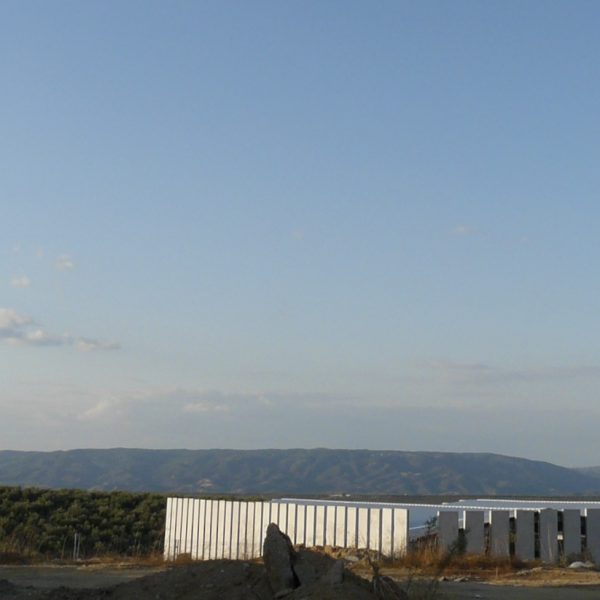 Edificio industrial en olivar de arjonilla jaén VMV segado arquitectos fachada placas prefabricadas hormigón integración paisaje pino