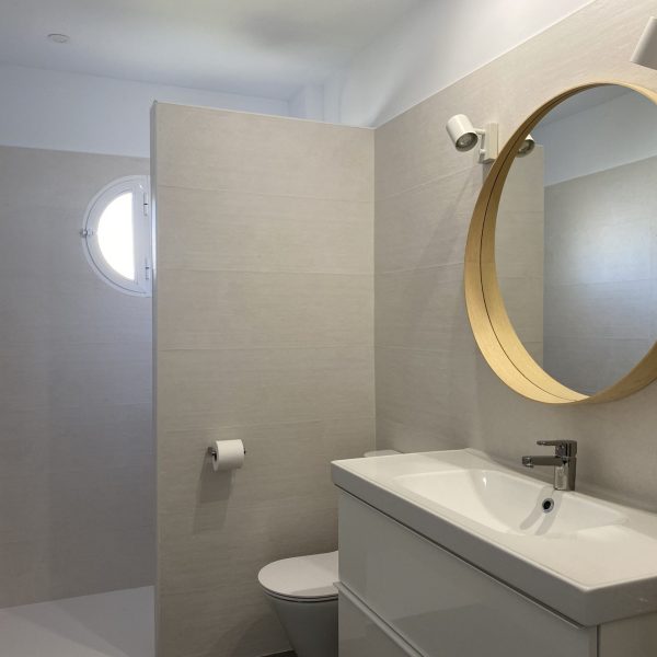 reforma vivienda gaditana puerto de santa maría cádiz segado arquitectos diseño interior tonos neutros luz espacio baño