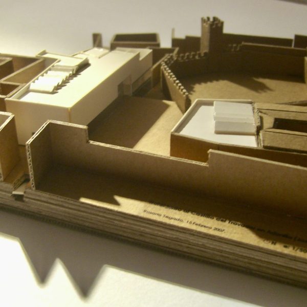 maqueta cartón proyecto fin carrera rosario segado arquitectos castillo trovador arjonilla jaén hotel ayuntamiento plaza