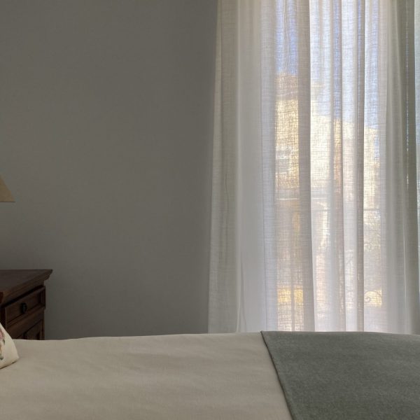 reforma vivienda gaditana puerto de santa maría cádiz segado arquitectos diseño interior tonos neutros luz espacio dormitorio