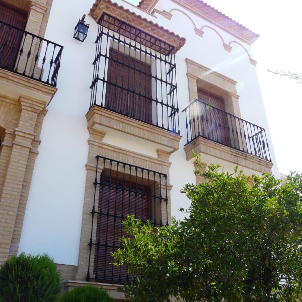 segado arquitectos francisco casa arjonilla rústica tradicional reja ladrillo visto pico gorrión vegetación blanco